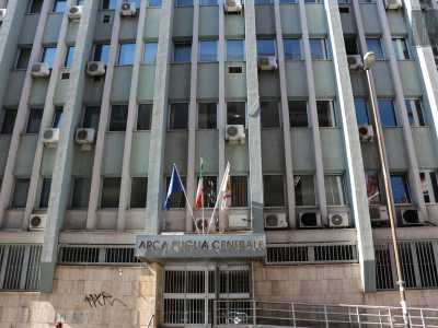 Percorriamo ora via Bottego per ritornare su via Crispi, dove ad angolo tra queste due strade si trova il grigio edificio del Arca Puglia, l�ente di edilizia popolare un tempo chiamato Iacp, anch�esso sorto intorno agli anni 60